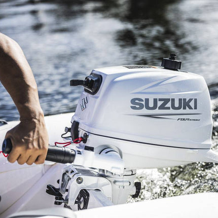 Suzuki 6 HP In use on dinghy 